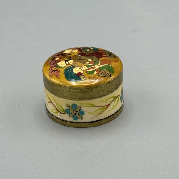 Vintage Hand Painted Round Lidded Trinket Box Three Villagers Snuff Pill Box - Picture 10 of 12